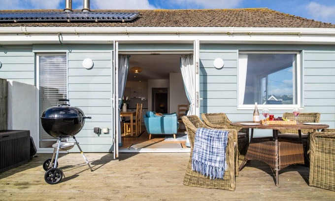 Praa Sands Casa | Beachside, Sea Views, Parking, Garden & log burner