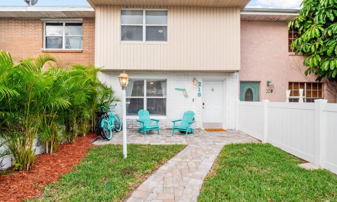 Cape Caneveral Beach Gardens Casa | Beachside Space Coast Townhouse, walk to the beach, pet friendly