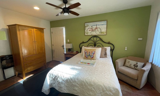 Santa Ana Heights Apartamento | Beachside Studio suites with kitchenette