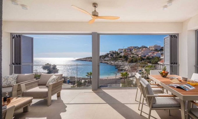 Sevid Villa | Villa Oro junto a la playa, en la playa, con piscina privada MAGNA