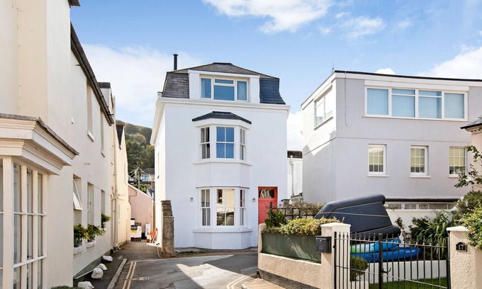 Teignmouth Casa | Beachside Village House withParking, sleeps 14 all en-suite, freshly renovated