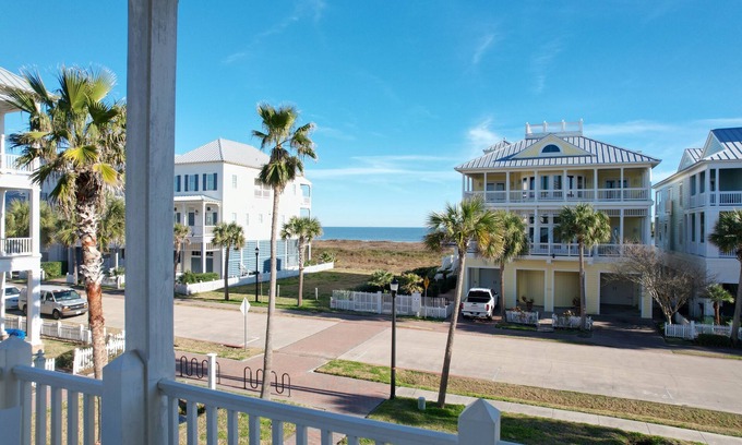 Beachtown Casa | Beachtown Galveston - Perfect Retreat Between Beach & Pool!
