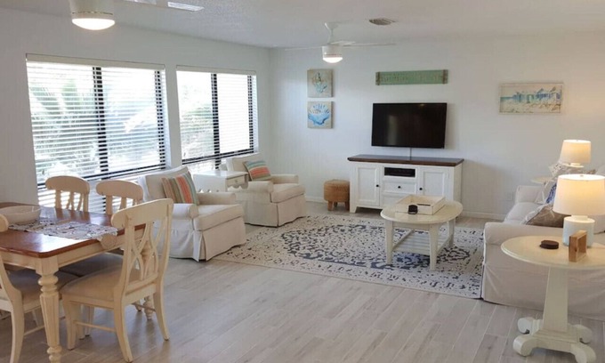 Navarre Beach Apartamento | Beachview Beachin': The Perfect Pool & Beach Vacation Destination! Sleeps 8!