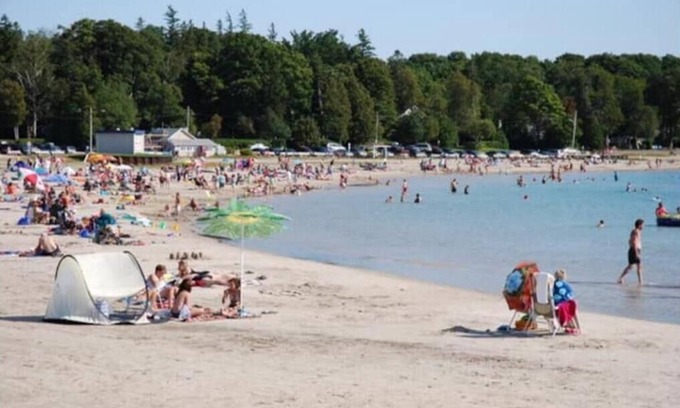 Port Elgin Cabaña | BeachView Cottage in Port Elgin