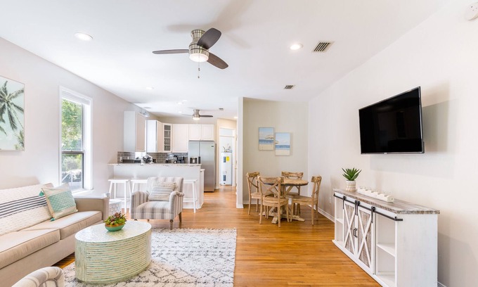Gulfview Heights Cabaña | Beachwave Bungalow by Avantstay Pet Friendly, Close to Beach!