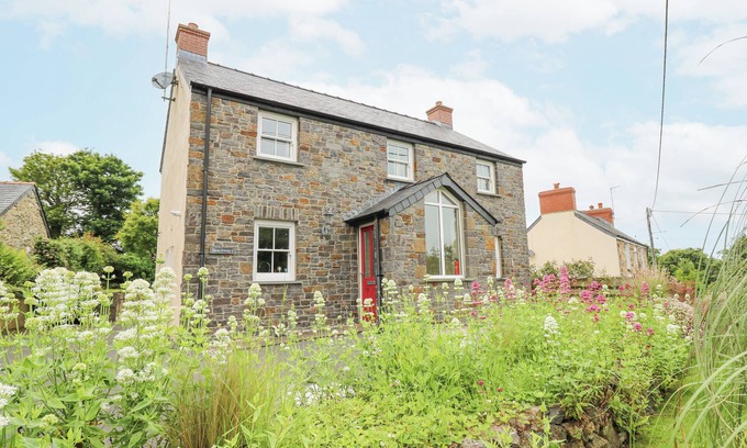Dinas Cross Cabaña | BEACHWAY, pet friendly, country holiday cottage in Dinas Cross