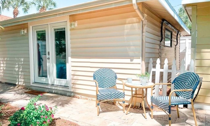 Belle Vista Cabaña | Beachy 1BDR/1BA: Walk to Beach, w/Parking!