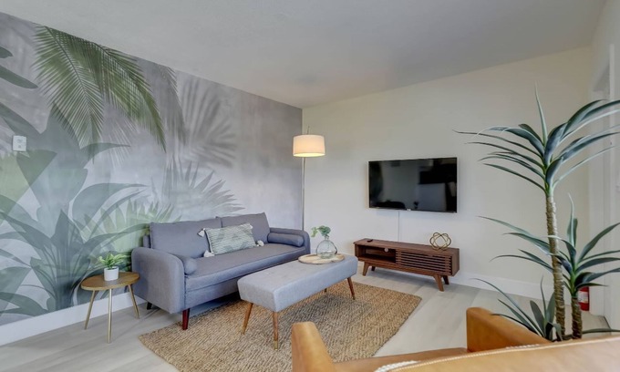 Imperial Point Apartamento | Beachy&Boho w/full kitchen & Pool FOR 6 ppl