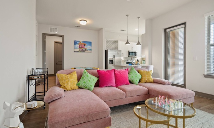 Naples Apartamento | Beachy Dream 3BR/2BA w./ Pool, Gym, and Theater