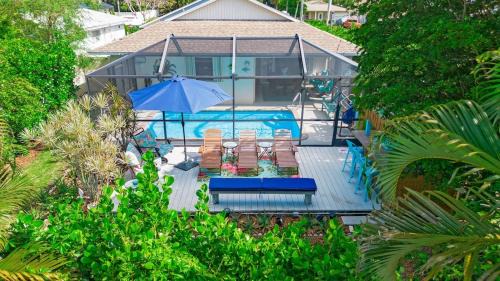 Naples Park Casa | Beachy Haven 3 bed 2Bath Heated Pool Tiki Bar Sleep 6