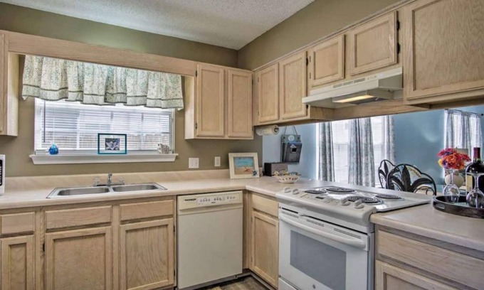 Northeast Pensacola Casa | Beachy Home in quiet neighborhood!! Must See!