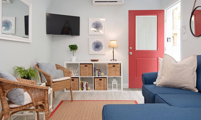Downtown Dunedin Apartamento | Beachy Modern Getaway I