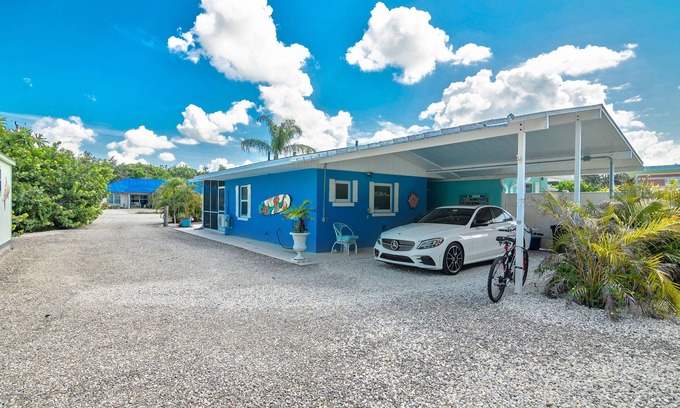 Bonita Shores Cabaña | Beachy Old Florida Cottage with Bikes 1.5 Mile to the Beach