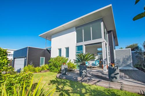 Ruakaka Casa | Beachy on Bream - Ruakākā Holiday Home
