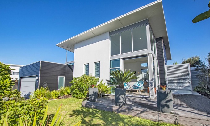 Ruakaka Casa | Beachy on Bream - Ruakākā Holiday Home