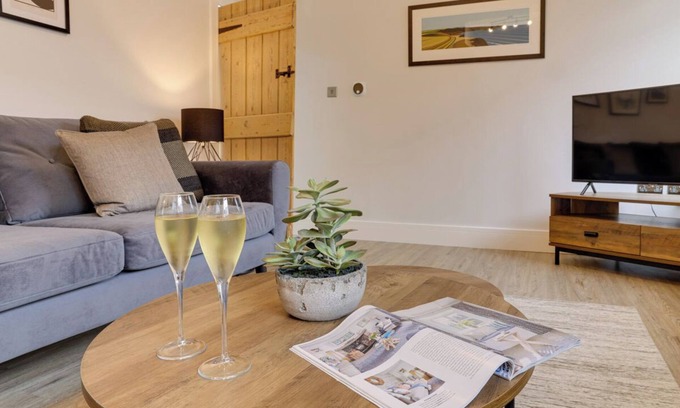 Snainton Cabaña | Beam End Snainton - Modern 2-bedroom Stone Cottage. Pet Friendly.