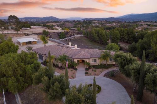 Temecula Villa | Bear Bridge by AvantStay Hilltop Haven in Temecula w Views Putting Green Hot Tub