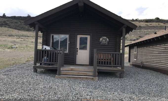 Emigrant Cabina | Bear Cabin in Paradise Valley 27 miles from North Entrance to Yellowstone Park