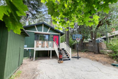 Moonridge Casa | Bear Cave - Cute and cozy with a hot tub!
