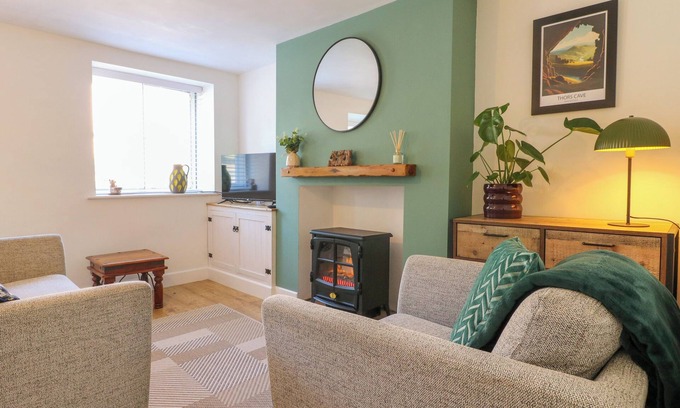 Cromford Cabaña | BEAR COTTAGE, pet friendly, with a garden in Cromford