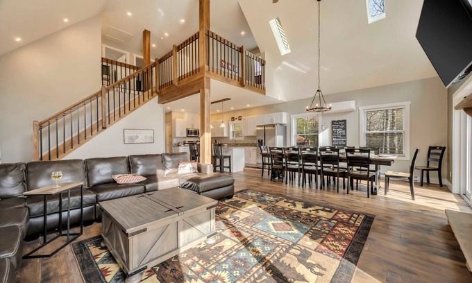 Jim Thorpe Casa | Bear Creek Bliss by AvantStay | Sleeps 16 + Game Room, Deck, Fire Pit!