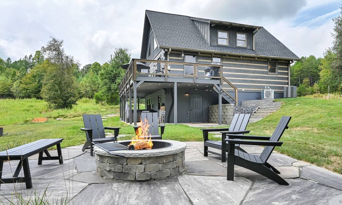 Tryon Cabina | Bear Creek Cabin- 8 mi to TIEC, Hot Tub, Sleeps 7 - Pet Friendly