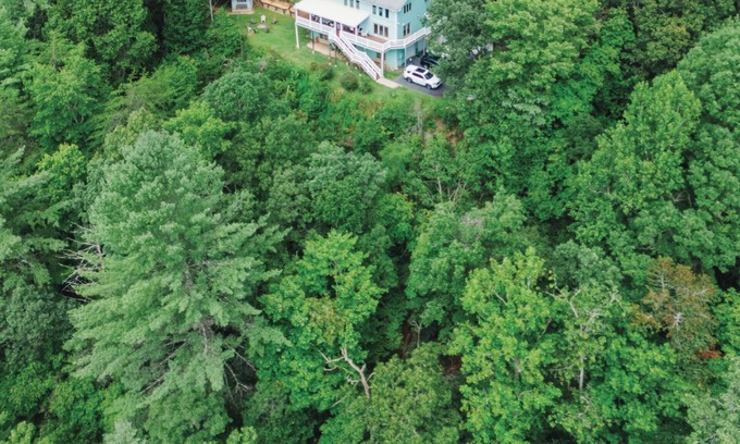 Rabun Gap Cabina | Bear Creek-Mountain views, decks that surround, and 3 creeks to discover!