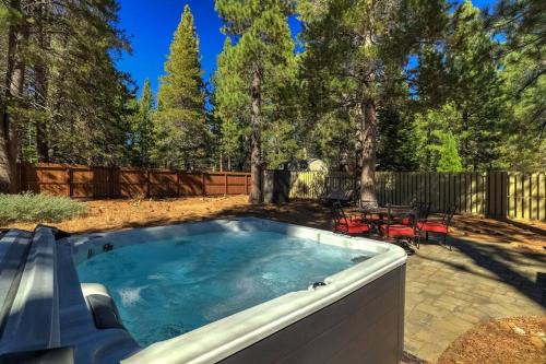 North Upper Truckee Casa | Bear Cub Cabin - Pets - Hot tub - Arcade Game