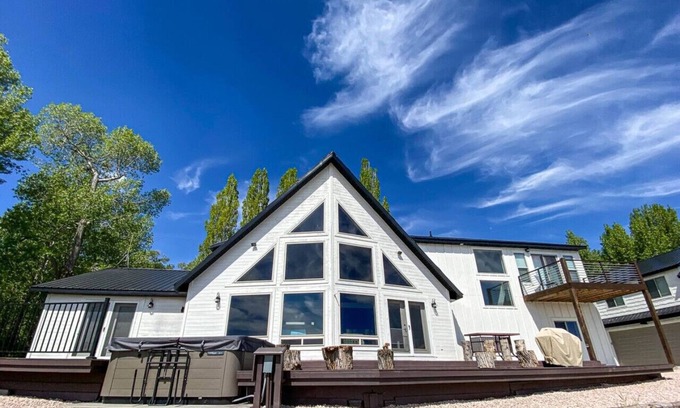 Garden City Casa | Bear Foot Beach House-Beautiful Views on the Lake