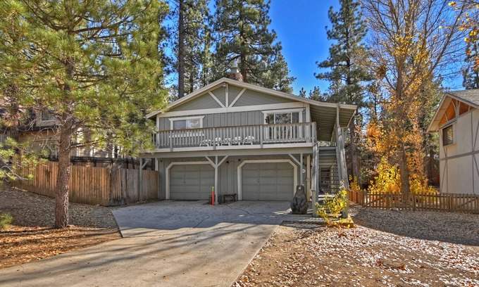 Big Bear City Cabina | Bear Hug Lodge-Spa/BBQ/Game/Fitness rooms. Short distance from both ski resorts