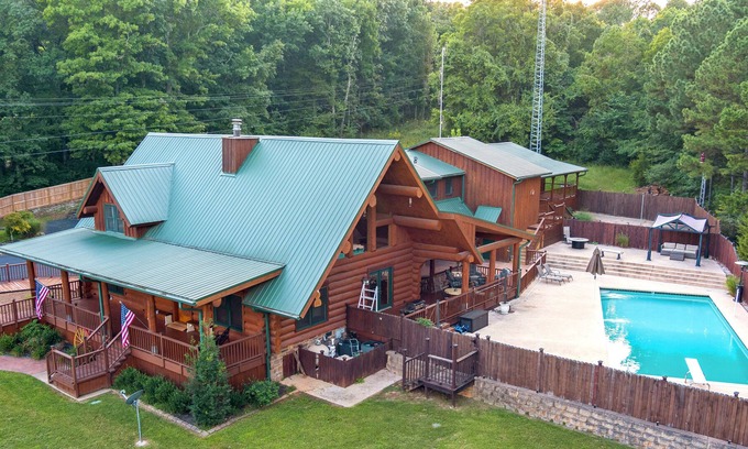 West Fork Casa | Bear Lodge - Log Cabin with pool - 7 Bedrooms
