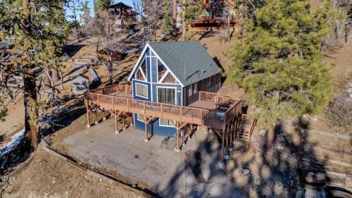Moonridge Chalet De Esquí | Bear Mountain Views by Big Bear Vacations Walk to Ski Lift Chalet with Foosball & Views