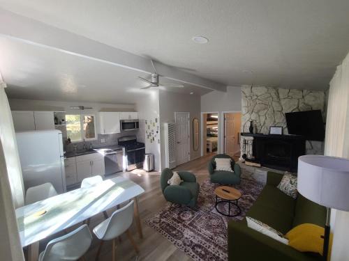 Sugarloaf Casa | Bear Nest - Cozy 2 bedroom House adjacent to National Forest with Deck BBQ Fireplace