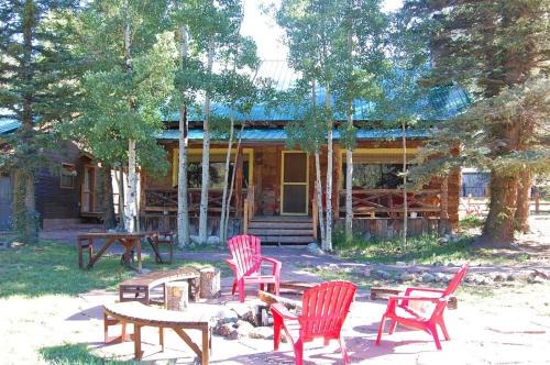 Red River Casa | Bear Run - Walk to Main Street - Rustic Cabin - WiFi - Washer - Dryer - Wood Burning Fireplace - Secluded Setting