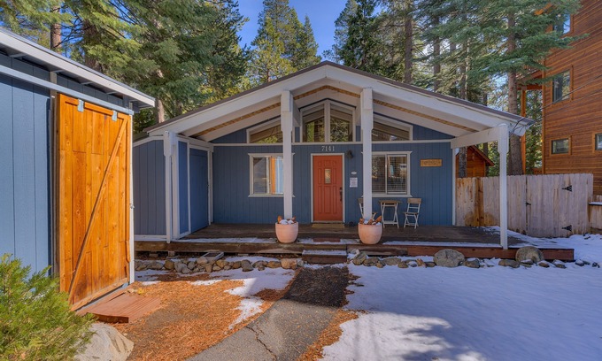 Tahoma Cabina | Bear's Den: 2 BR, 1 BA Cabin or Bungalow in Tahoma, Sleeps 4