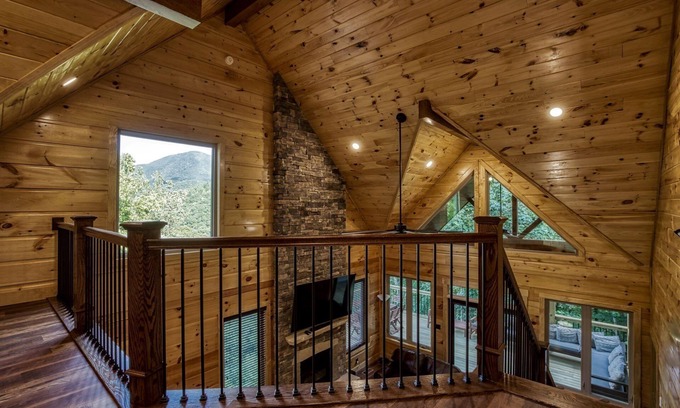 Wears Valley Cabina | Bear Tracks Lodge 4 Bedroom Cabin by RedAwning