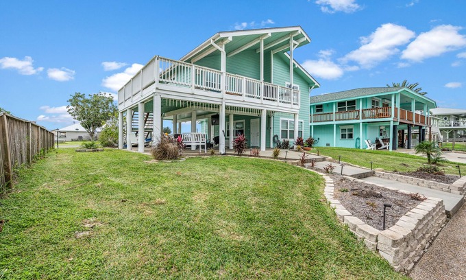 City-by-the Sea Casa | Bearfoot Bungalow | Cozy Bayfront Beauty Near Area Fun!