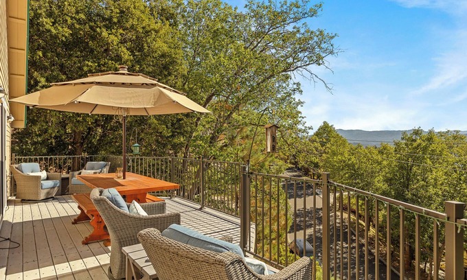 Lake Arrowhead Casa | Bearfoot Lodge near Hiking & Skiing!