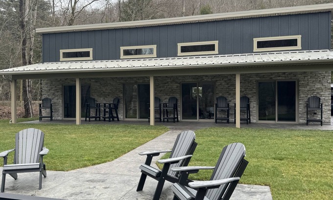 Wilcox Cabina | Bearly Awake cabin- family-friendly, riverfront & minutes from East Branch Lake.