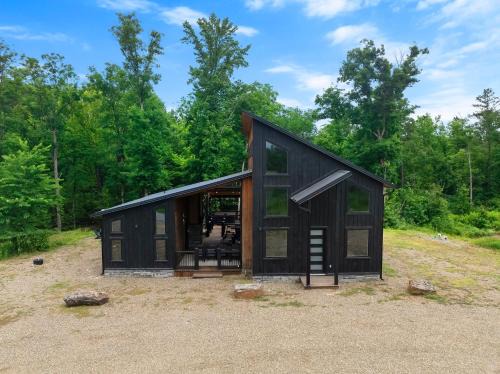 Broken Bow Casa | Bearly Creekin'-creekside luxury cabin