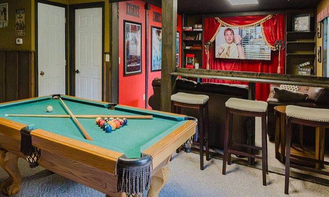 Chalet Village Cabina | Bearly Hidden Ridge 5 Bedroom Cabin by RedAwning