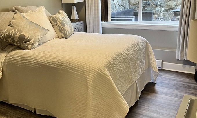 Bear Mountain Resort Casa | Bears Den close to golf course on Bear Mountain.
