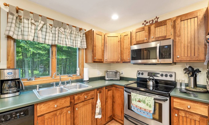 Rumney Casa | Bears Den: Stinson Lake Community Deck! Firepit, BBQ, Swingset, Fast WiFi, Hike Bike Climb