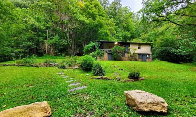 Barnardsville Cabina | Bears Den: cabaña privada, cómoda y bien mantenida con bañera de hidromasaje con vista al río.