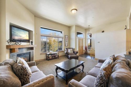 Bear Hollow Village Casa | Bears Lair Spacious Townhome with Private Hot Tub