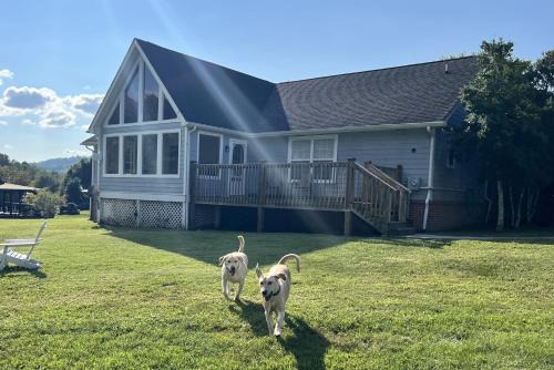 Gatlinburg - Pigeon Forge Casa | Bears Valley Inn - Cozy Pet Friendly Family Retreat - 15 Min to Top Attractions - Game Room & Private Fishing Hole