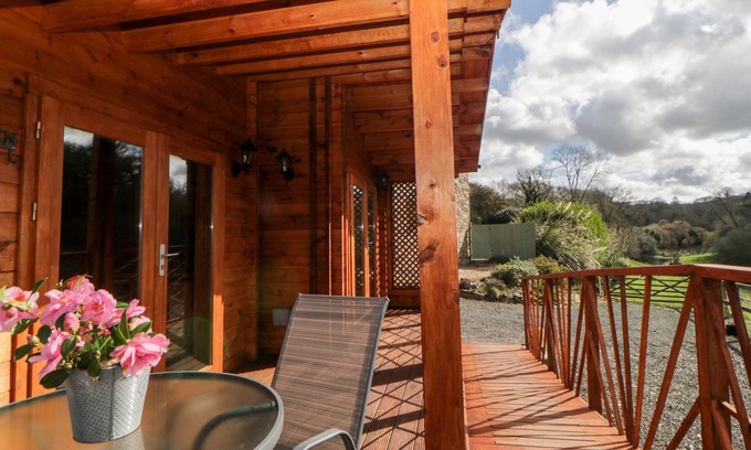 Modbury Cabaña | BEARSCOMBE VIEW, pet friendly, with a garden in Modbury
