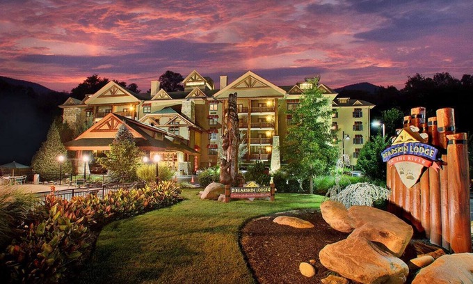 Gatlinburg Hotel | Bearskin Lodge on the River