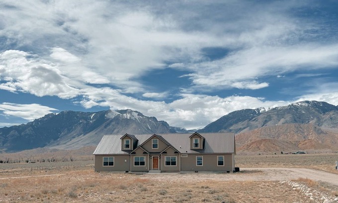 Clark Casa | Beartooth Retreat - NEW! EPIC Mountain Views! Near Cody WY and Red Lodge MT
