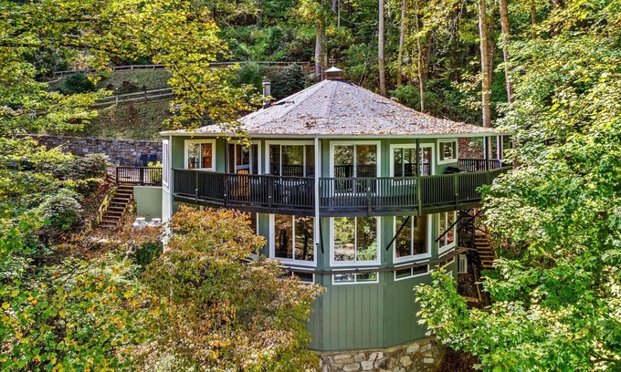 Maggie Valley Cabina | Beary Round Retreat - Views, 3 Master Suites, Minutes to Downtown, Large Deck!